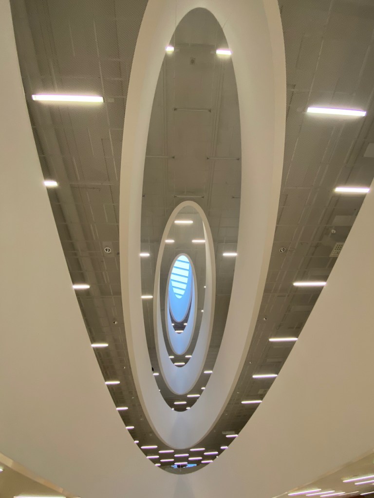 Möten i korridorer. Tomma utrymmen. Själars ensamhet.